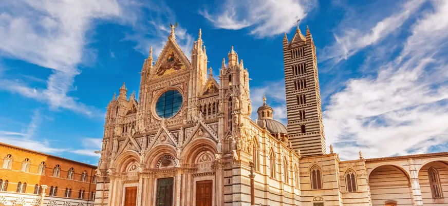 Catedral de Siena (Cattedrale di Santa Maria Assunta), un ejemplo destacado de la arquitectura gótica italiana.