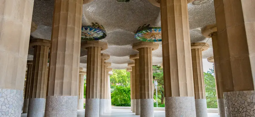 Columnas de la Sala Hipòstila del Park Güell en Barcelona