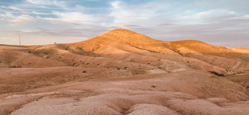 Paisaje del desierto de Agafay durante paseo en camello cerca de Marrakech