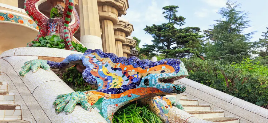 Escalinata del Dragón con la salamandra de mosaico del Park Güell en Barcelona