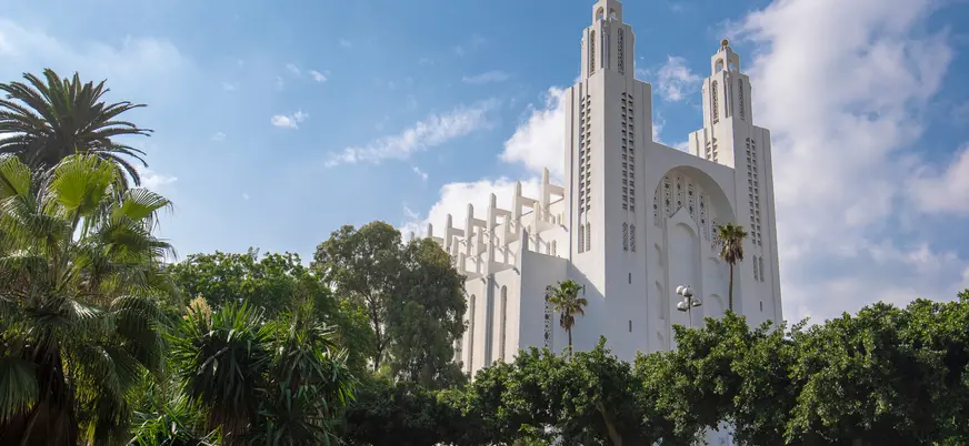 Catedral del Sagrado Corazón rodeada de jardines en Casablanca, Marruecos