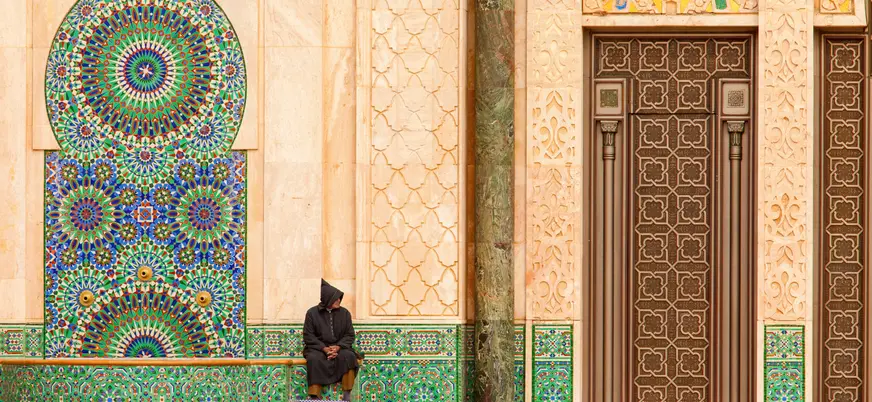 Detalle de la vieja medina de Casablanca con mosaicos tradicionales marroquíes