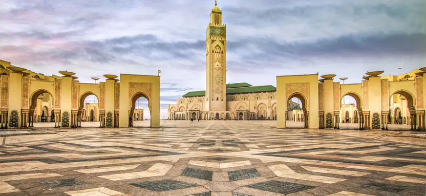 Explanada y minarete de la Mezquita Hassan II en Casablanca, Marruecos