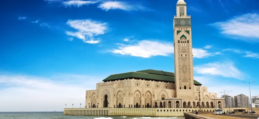 Mezquita Hassan II junto al océano Atlántico en Casablanca, Marruecos