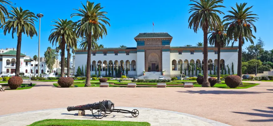 Plaza de las Naciones Unidas con palmeras y edificios emblemáticos en Casablanca