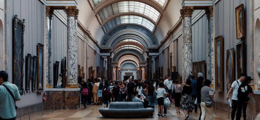 Museo del Louvre en París, Francia, famoso por su arquitectura y obras de arte icónicas.
