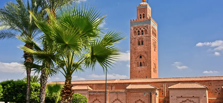 Torre de la Mezquita Kutubía rodeada de palmeras en Marrakech