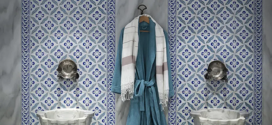 Lavabos y albornoz en hammam tradicional de Marrakech