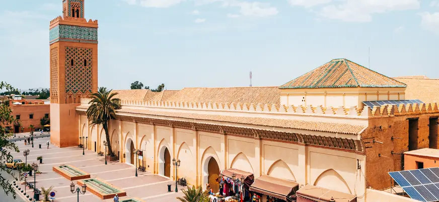 Medina de Marrakech con la mezquita Kutubía y zocos junto a las murallas