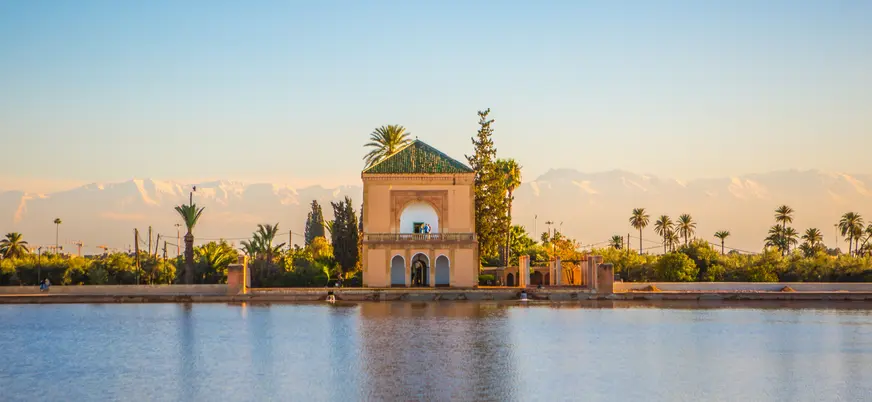 Pabellón y estanque de los Jardines de la Menara en Marrakech