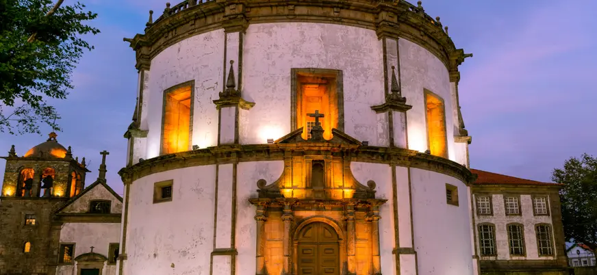 Monasterio de Serra do Pilar iluminado al atardecer en Vila Nova de Gaia.