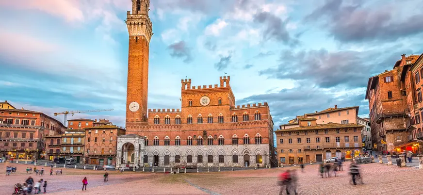 Piazza del Campo en el corazón del centro histórico Siena, con el Palazzo Pubblico y la Torre Mangia.