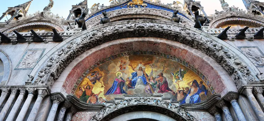 Pórtico con mosaicos de la Basílica de San Marcos en Venecia