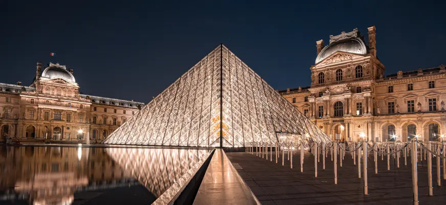 La pirámide, icono de la ciudad, se ilumina al caer la noche con unos tonos únicos. No dudes en volver a visitarla al anochecer para capturar este momento.