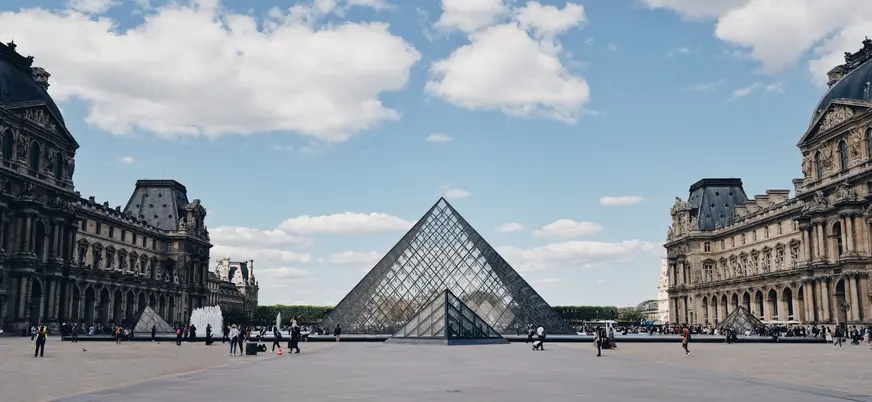 Museo del Louvre en París, Francia, famoso por su arquitectura y obras de arte icónicas.
