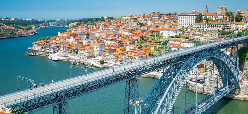 Vistas del puente Luís I y el casco histórico de Oporto junto al río Duero.