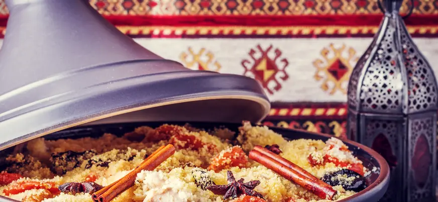 Cuscús tradicional marroquí servido en tajín durante taller en Marrakech, Marruecos