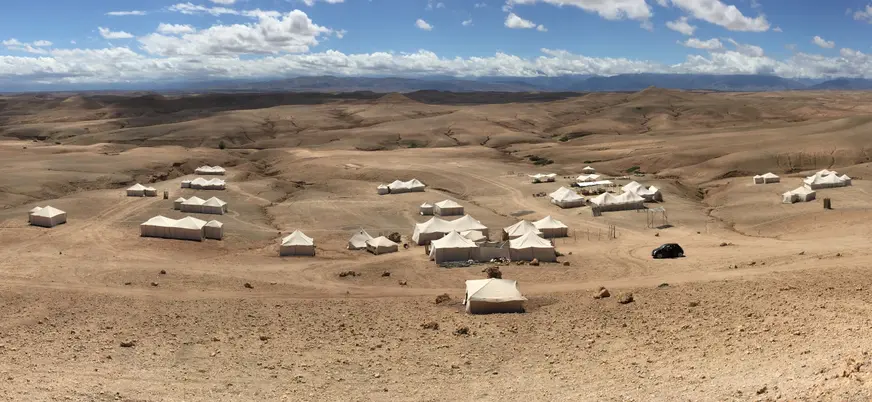 Campamento con tiendas en el desierto de Agafay, con recogida desde Marrakech
