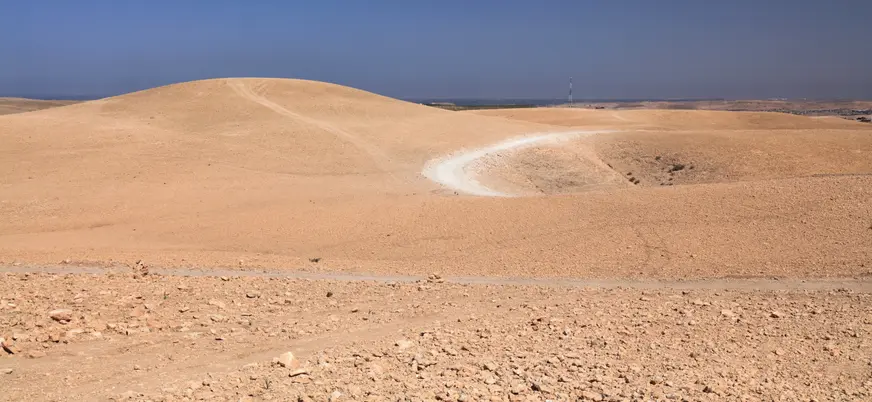 Paisaje árido del desierto de Agafay en las Montañas del Atlas, Marruecos