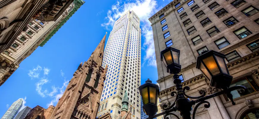 Vista de la Quinta Avenida con rascacielos en Nueva York, Estados Unidos