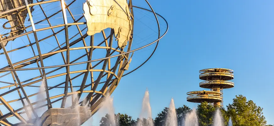 Unisphere de Flushing Meadows con fuentes en Queens, Nueva York, Estados Unidos