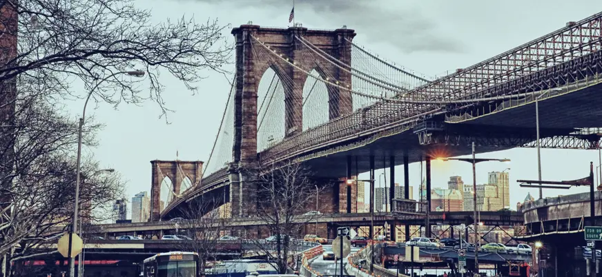 Puente de Brooklyn y acceso a DUMBO, Brooklyn, Nueva York, Estados Unidos
