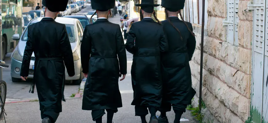 Hombres jasídicos caminando por Williamsburg, Brooklyn, Nueva York