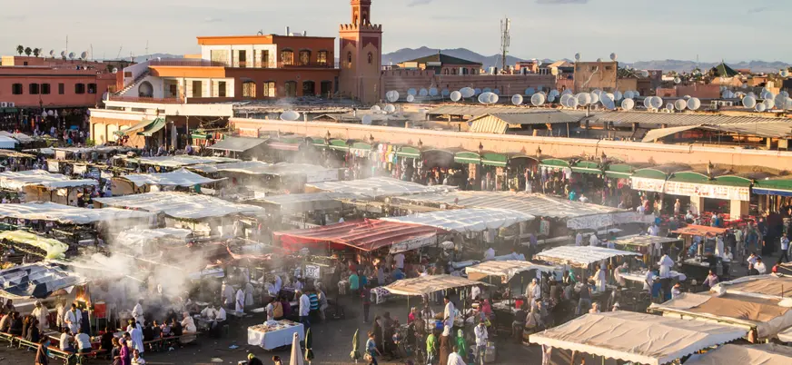 Plaza Jamaa el Fna con puestos y gente en Marrakech, Marruecos