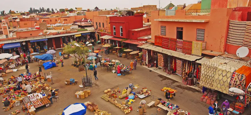 Plaza Rahba Kedima con puestos tradicionales en los zocos de Marrakech, Marruecos