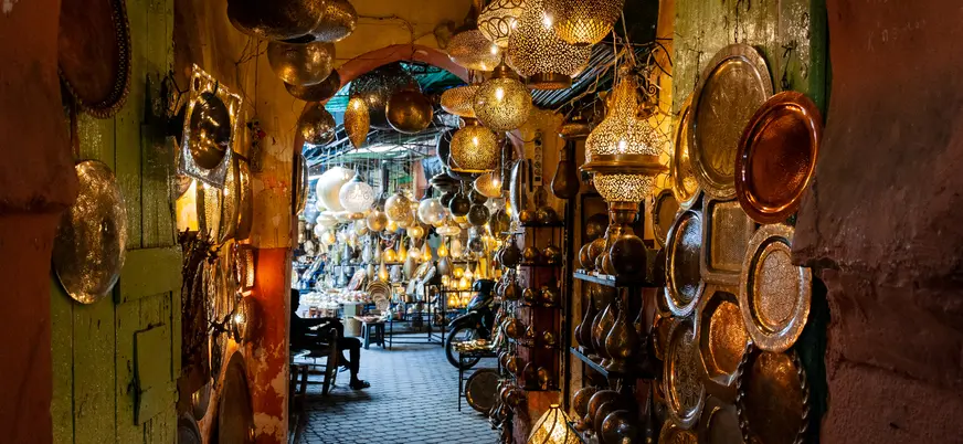 Puesto de lámparas artesanales en el zoco de Marrakech, Marruecos