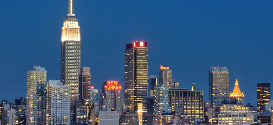 Empire State Building iluminado de noche en Manhattan, Nueva York, Estados Unidos