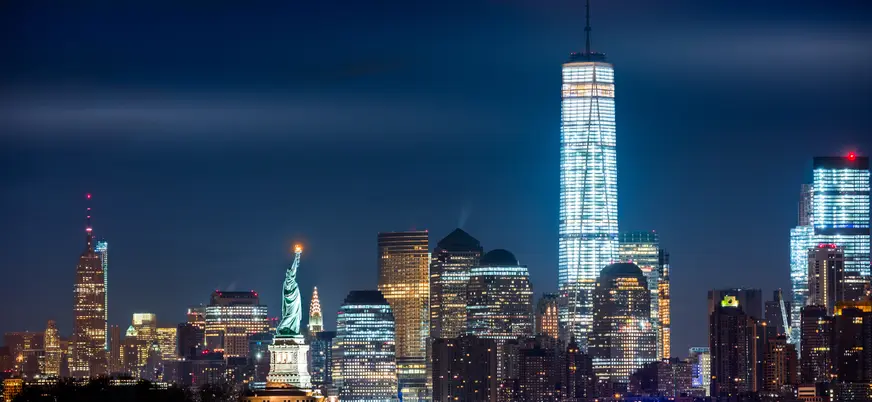 Estatua de la Libertad y skyline nocturno de Manhattan, Nueva York