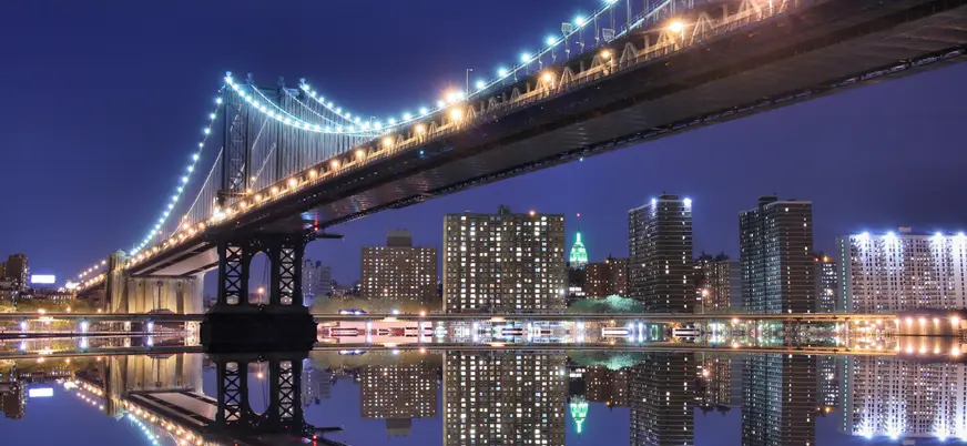 Puente de Brooklyn iluminado de noche en Nueva York, Estados Unidos