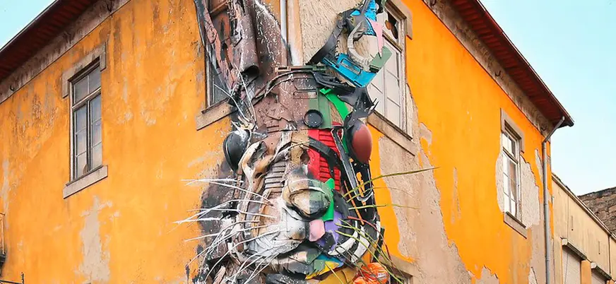 Escultura mural de un conejo hecha con materiales reciclados en Oporto.