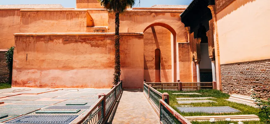 Patio de las Tumbas Saadíes en el complejo funerario de Marrakech