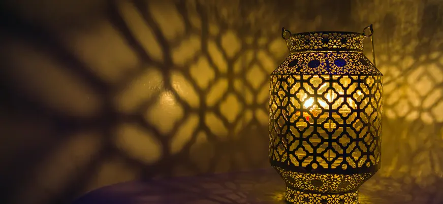 Vela decorativa iluminando un hammam tradicional de Marrakech
