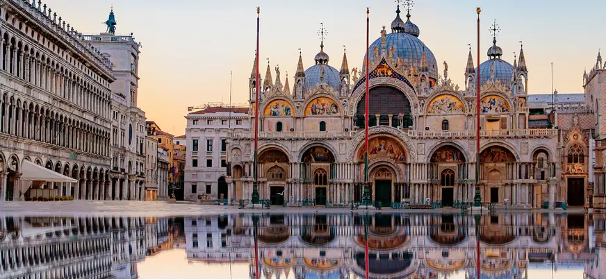 Reflejo de la Basílica de San Marcos al amanecer en Venecia