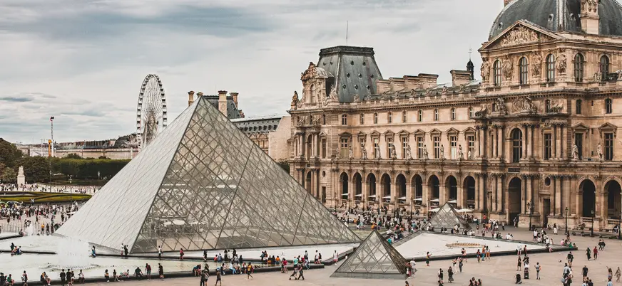 Museo del Louvre en París, Francia, famoso por su arquitectura y obras de arte icónicas.