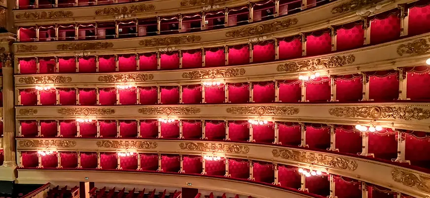 Palcos y sala principal del Teatro Scala en el centro de Milán