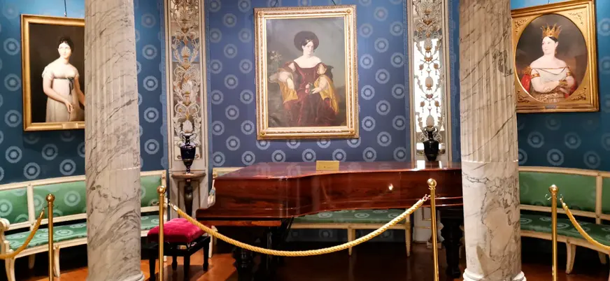 Generar alts dijo:  Sala con piano histórico en el Museo del Teatro  Scala de Milán