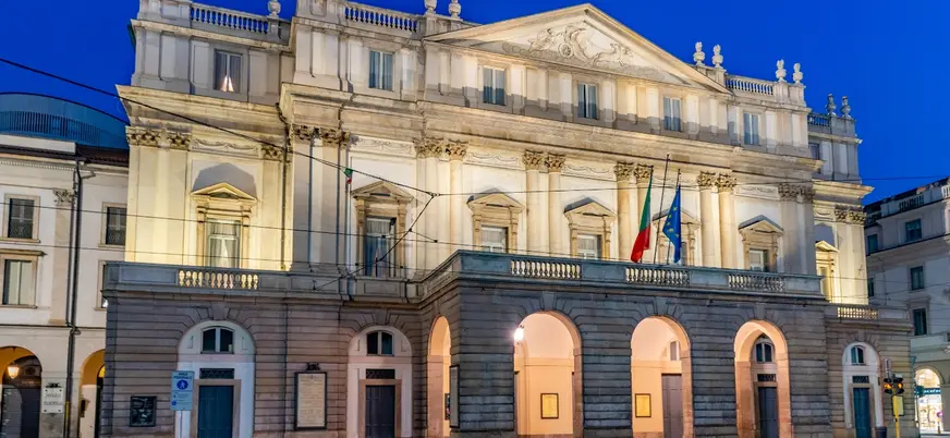 Fachada iluminada del Teatro alla Scala en el centro de Milán