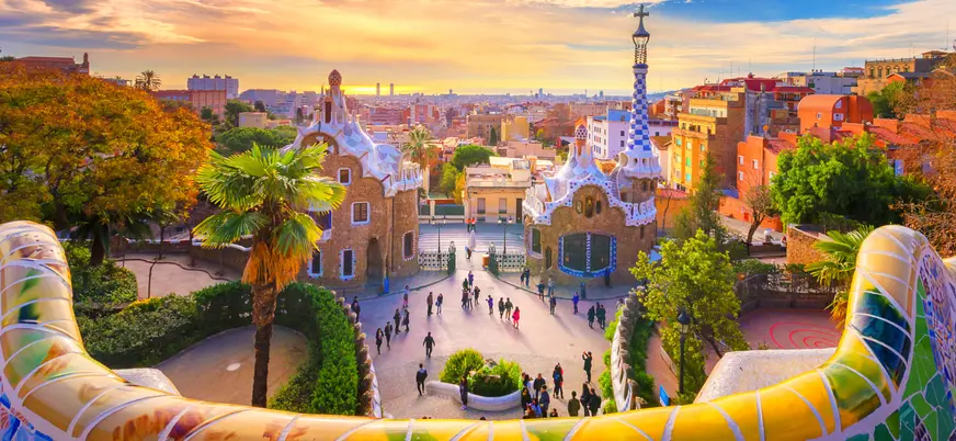 Vista del Park Güell al atardecer con panorámica de Barcelona