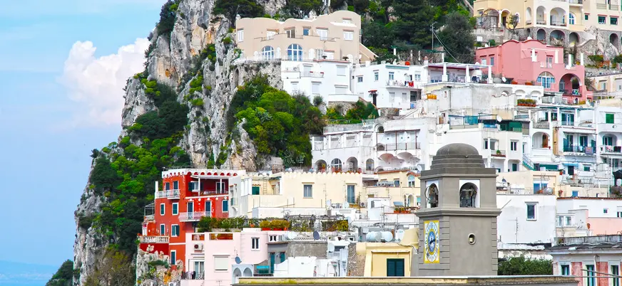 Casas enclavadas en la piedra en Capri