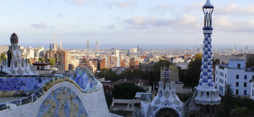 Vista del Park Güell con panorámica de Barcelona al fondo