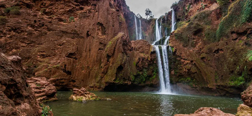 Cascadas de Ouzoud con gran salto de agua y piscina natural en Marruecos