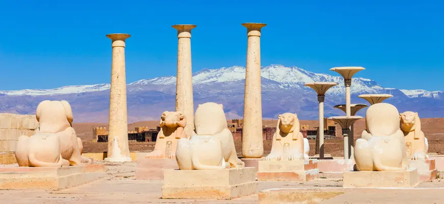 Esculturas y columnas en Atlas Studios de Ouarzazate, Marruecos