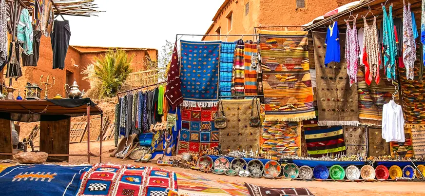 Mercadillo tradicional con alfombras bereberes en las calles de Ouarzazate