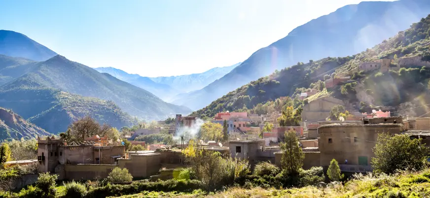 Aldea tradicional del valle de Ourika entre montañas del Atlas, cerca de Marrakech