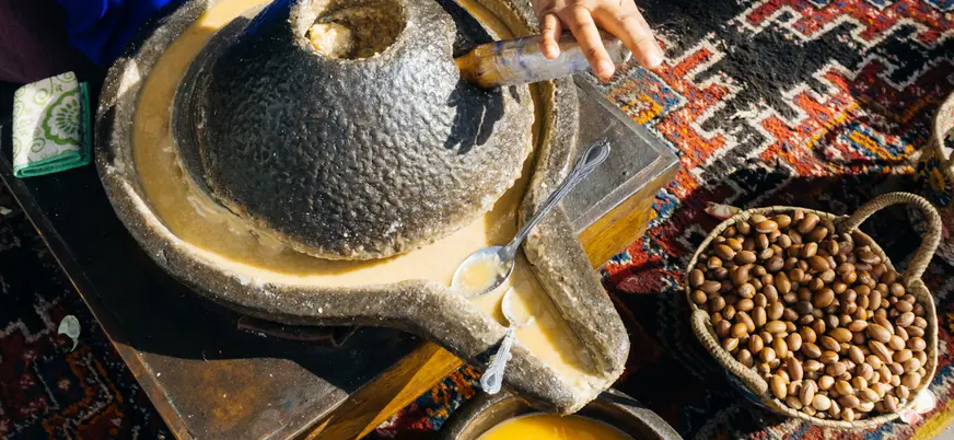 Elaboración tradicional de aceite de argán en cooperativa del valle de Ourika, Marruecos