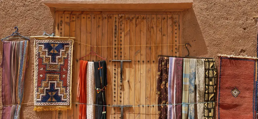 Alfombras bereberes colgadas en una casa tradicional del valle de Ourika, Marruecos